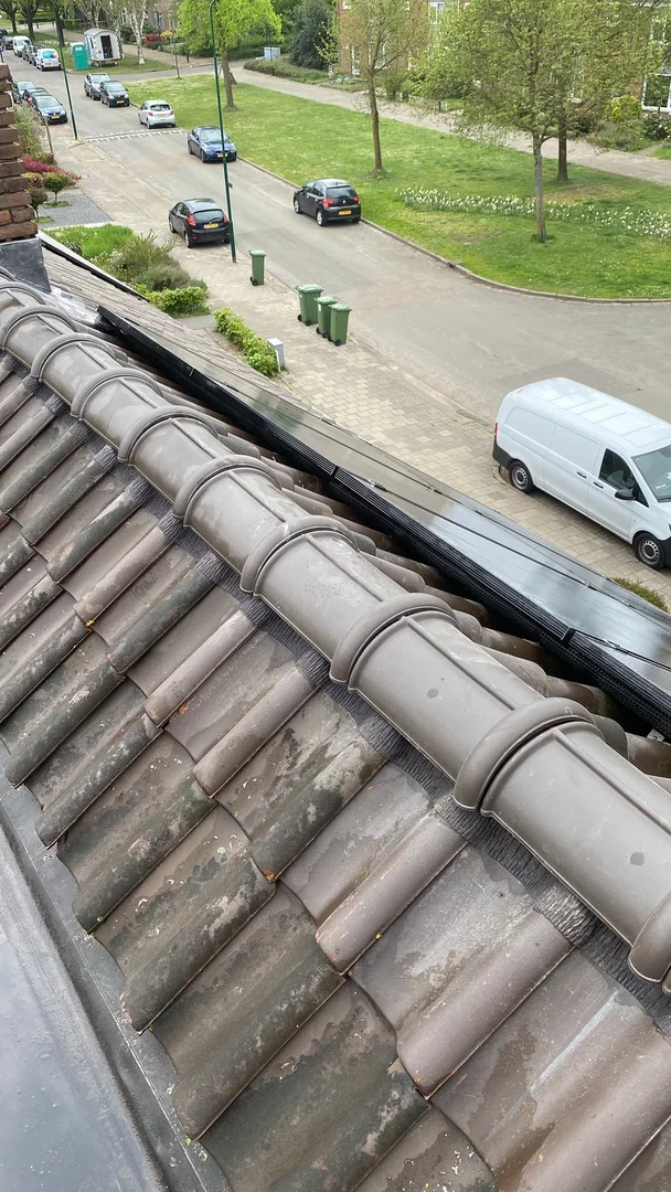 Professionele dakdekker aan het werk