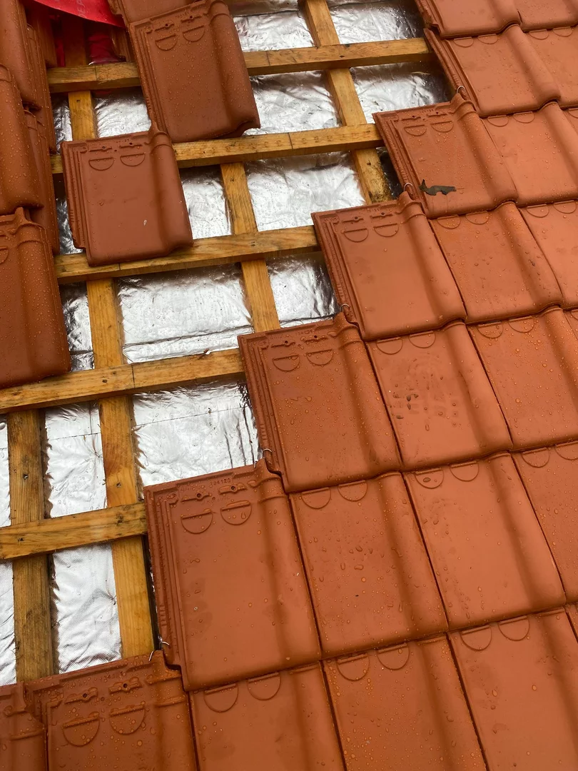 Reparatie van daklekkage aan een plat dak