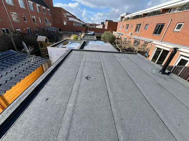 Plat dak renovatie met Zinbase en Zingum bitumen