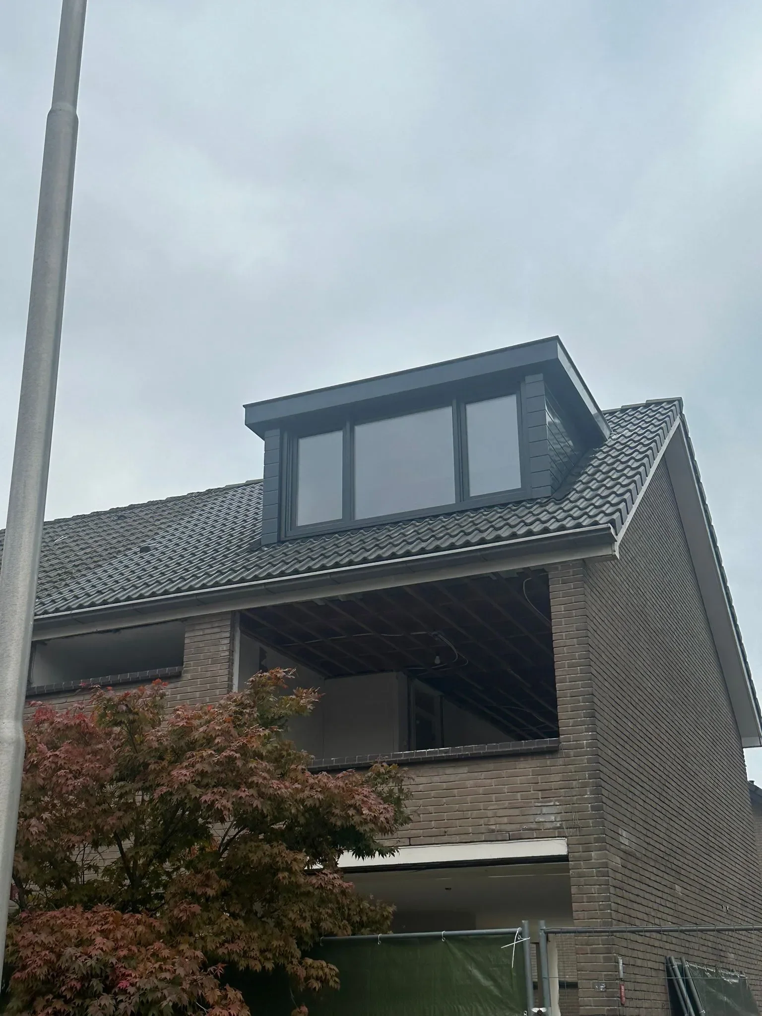 Afgewerkte dakkapel en aansluiting op het pannendak